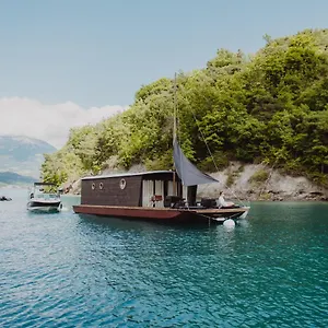 Bateau-hôtel Les Toues Cabanées Du, Le Sauze-du-lac